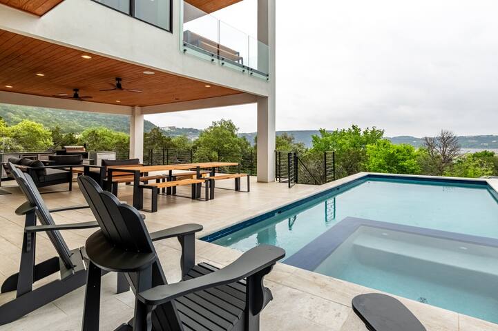 Views, Luxury & Classical Vibes! gallery image 4