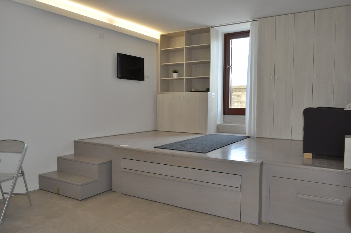 Popular Airbnb listing: North side, the yellow-view and direct sea access in Trapani