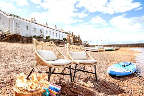 Spacious beachfront home in Shaldon, sleeps 13-17
