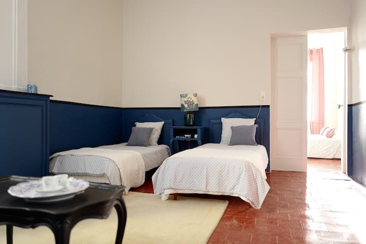 החדר הכחול צמוד לחדר שינה 2. יחד הם מרכיבים את סוויטת הנרי!
יש להם חדרי רחצה פרטיים. 