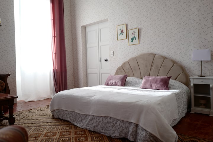 בחדר השינה הזה יש שירותים צמודים. הוא צמוד לחדר הכחול (חדר שינה 3) ויוצר איתו את סוויטת אנרי! (חדרים בשורה)