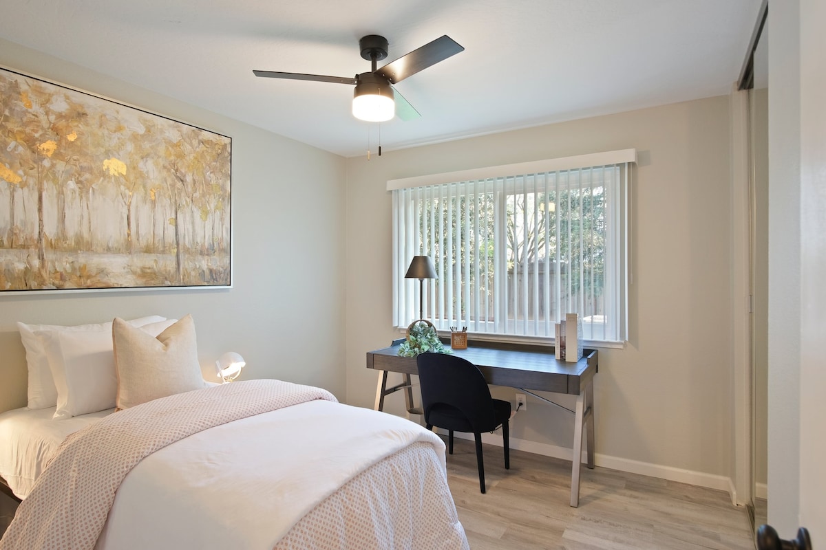 Dhoma e tretë e gjumit - Krevat dopio dhe një ambient i dedikuar pune me pamje nga jashtë!