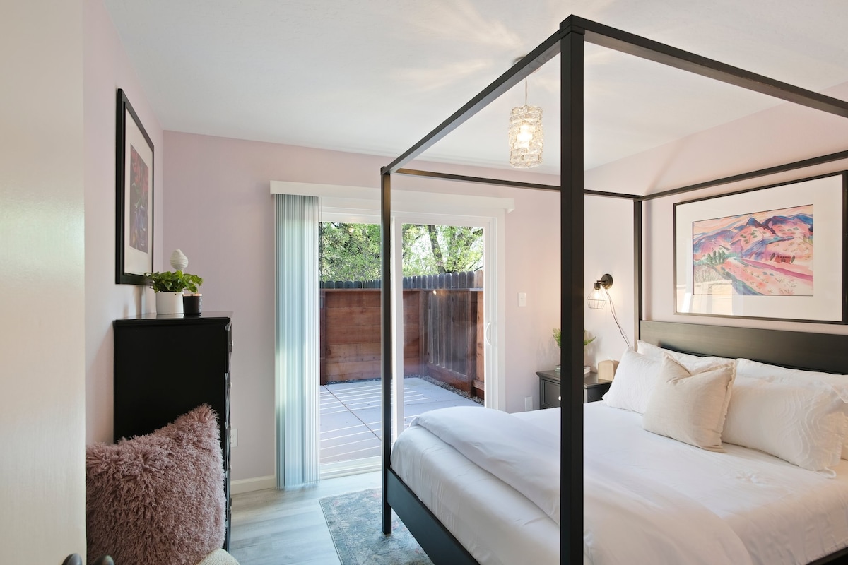Dhoma kryesore e gjumit - Krevat dopio "queen" në një kornizë të bukur të llojit tendë, me qasje të drejtpërdrejtë në verandë.