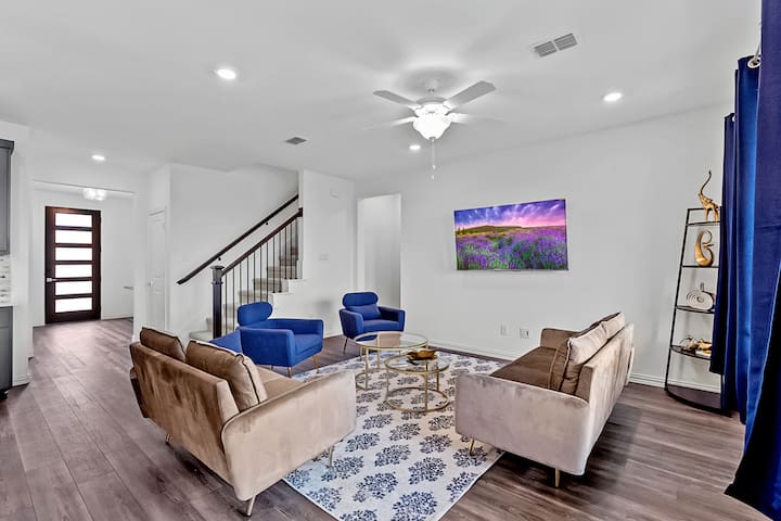 Luxury and Spacious Family Retreat w Jacuzzi