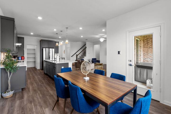 Luxury and Spacious Family Retreat w Jacuzzi gallery image 5