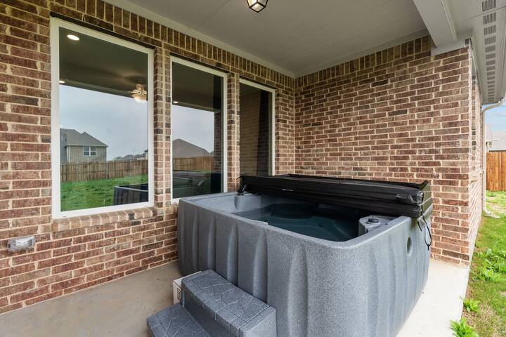 Luxury and Spacious Family Retreat w Jacuzzi gallery image 4