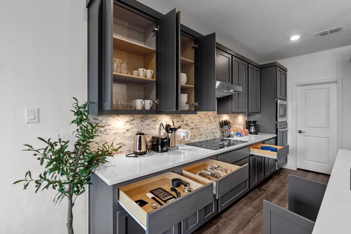 Luxury and Spacious Family Retreat w Jacuzzi gallery image 2