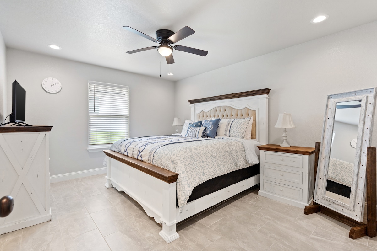 Главна спалня (с голямо двойно легло и телевизор)