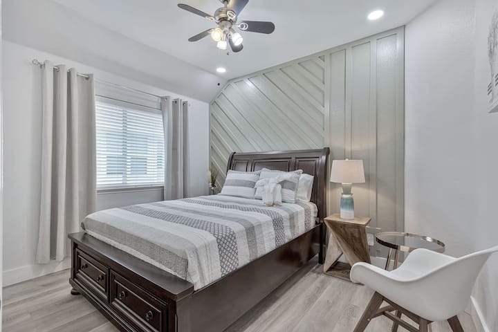 Მეორე საძინებელში არის Queen ‑ ის ზომის საწოლი პრემიუმ-კლასის თეთრეულითა და თეთრეულით. Არის ლამპა ღამის სადგამითა და სავარძლით წასაკითხად. Უჯრის გულმკერდი და შედით შესანახად.