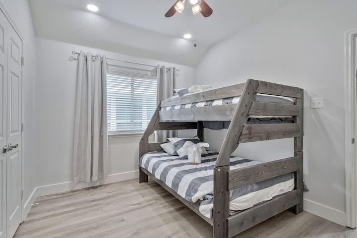 Მესამე საძინებელში არის ორსართულიანი საწოლი სრული ზომის მატრასით ქვედა ნაწილში, ხოლო ზედა ნაწილში - ორადგილიანი.