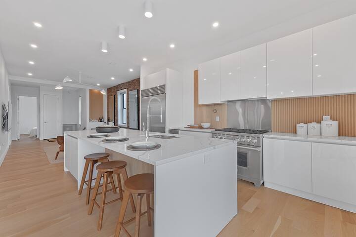 NEW LOFT NYC View! Minutes to Manhattan w/ Parking gallery image 3