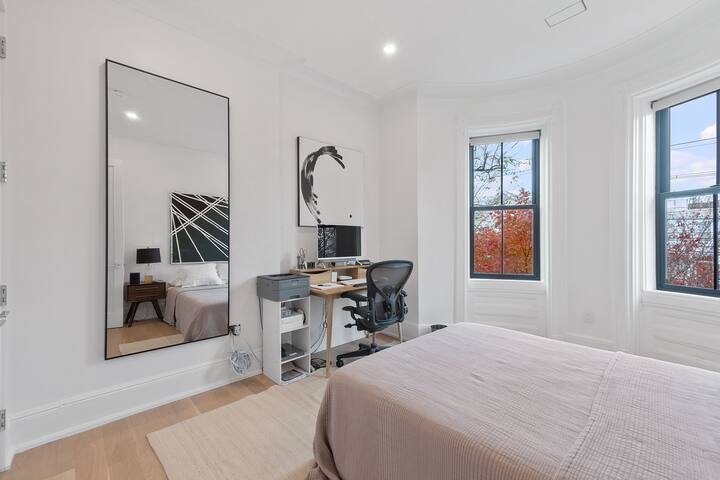 NEW LOFT NYC View! Minutes to Manhattan w/ Parking gallery image 4