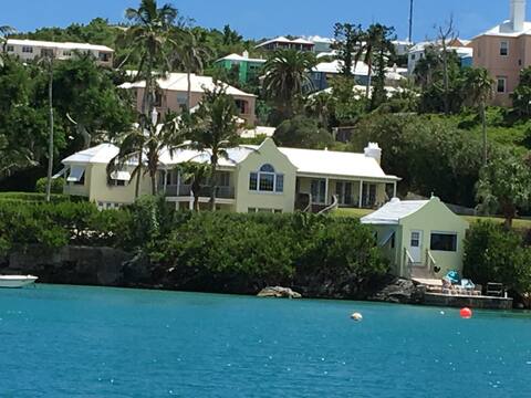 Coral Palms Boathouse - Waterside Cottage