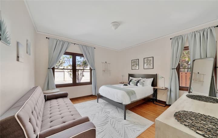 Საძინებელი შესასვლელი კარადით, კომოდით, დივნით.