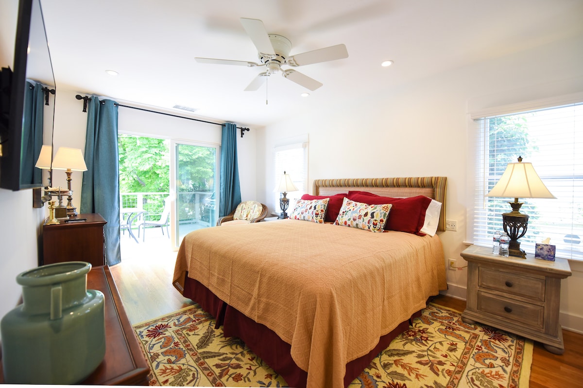 สัมผัสประสบการณ์การพักผ่อนที่โรแมนติกในห้องนอนใหญ่ที่สว่างและอบอุ่นของเรา  