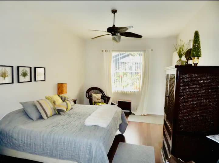 Chambre king size principale. Avec un plan d'étage partagé, cet immense maître a beaucoup d'intimité !