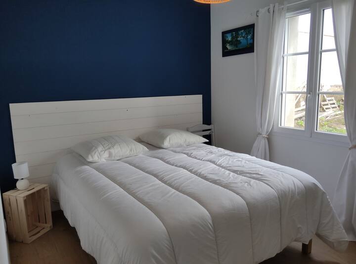 卧室配备标准双人床和大衣柜