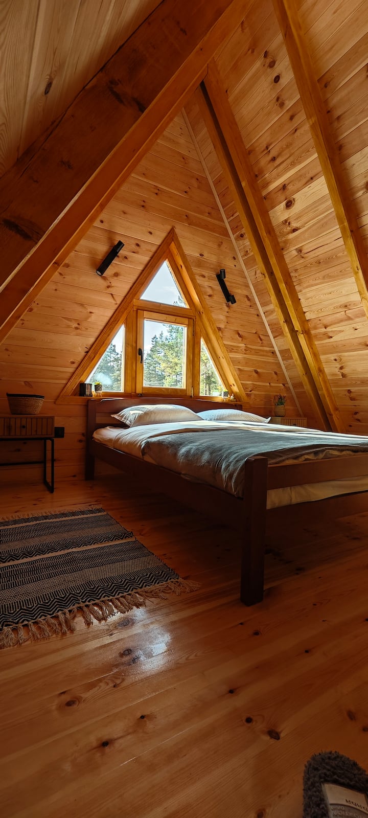 1 cama de matrimonio grande.