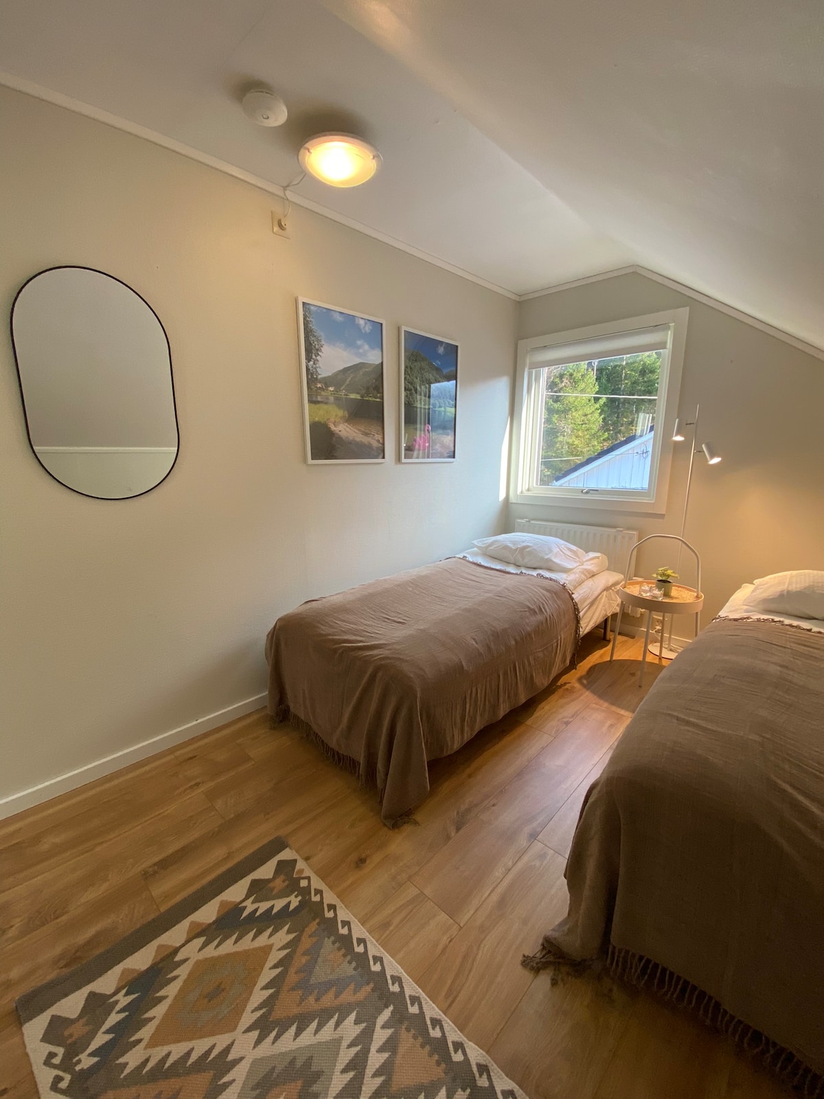 יש הרבה ארונות בשני חדרי השינה.