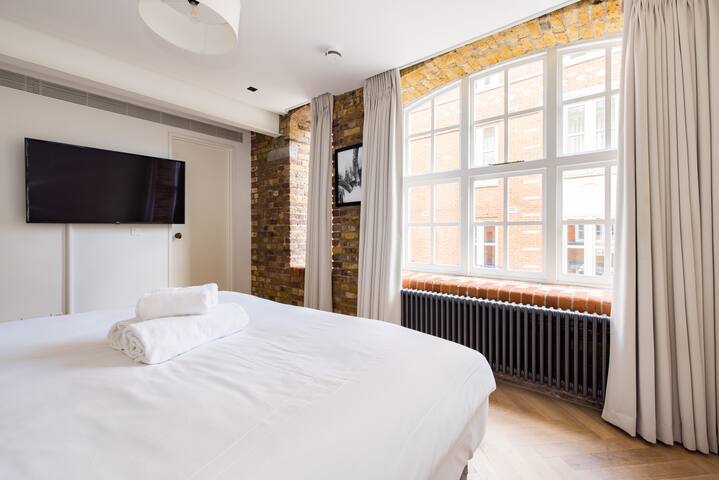 Covent Garden Station 2BR 2BA