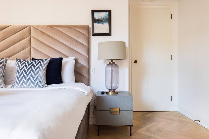 Covent Garden Station 2BR 2BA gallery image 2