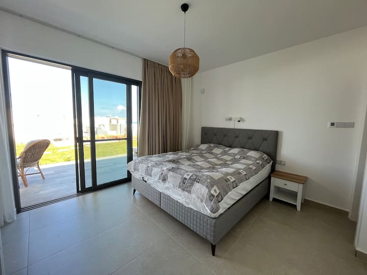 Hlavná spálňa. Priamo do záhrady alebo do kúpeľne.