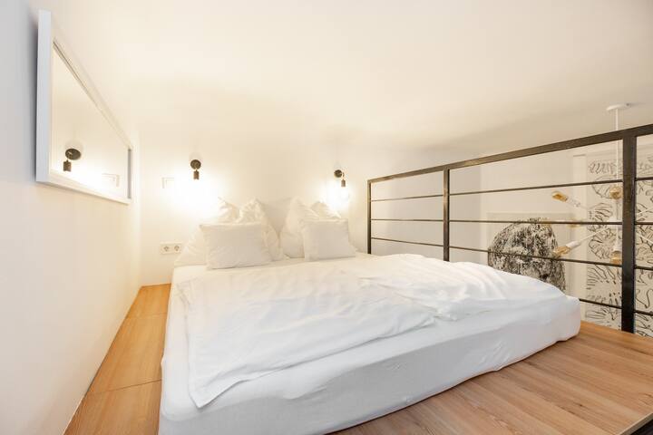 استمتع بنوم هانئ في هذا السرير بعد يوم طويل في المدينة.