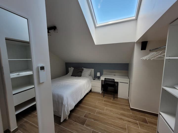 غرفة نوم بسرير 140 × 200 مع وسادتين للذاكرة، بالإضافة إلى واحدة في غرفة صناعية، وخزانة ملابس، ومرآة، ومكتب، وكرسي، وتكييف هواء، وتلفزيون متصل.