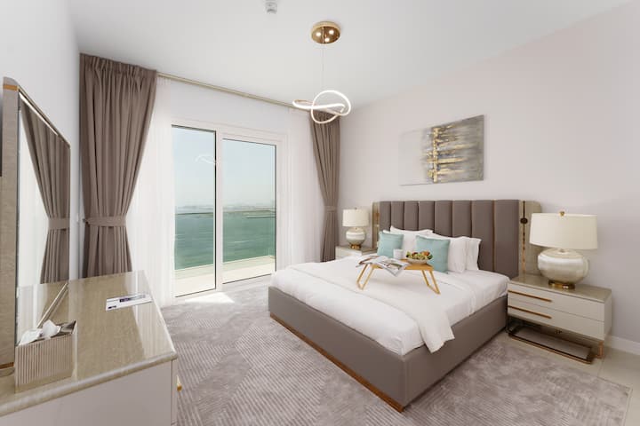 Suíte master moderna com vista para o mar