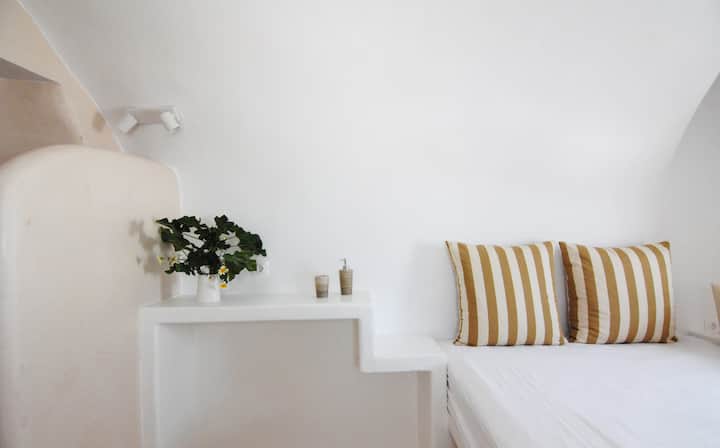 Small Canava Room With Sea Views - Nykteri (4) - Santorini