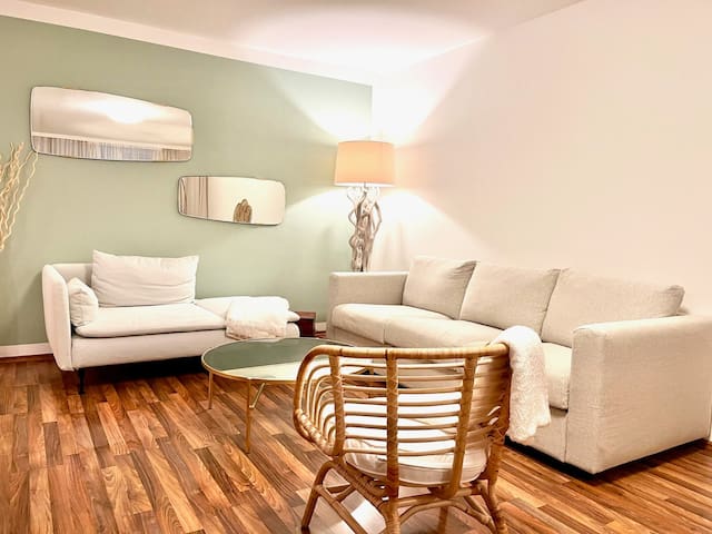 Luxury/ 6 rooms / 2 min metro & tram/ free parking