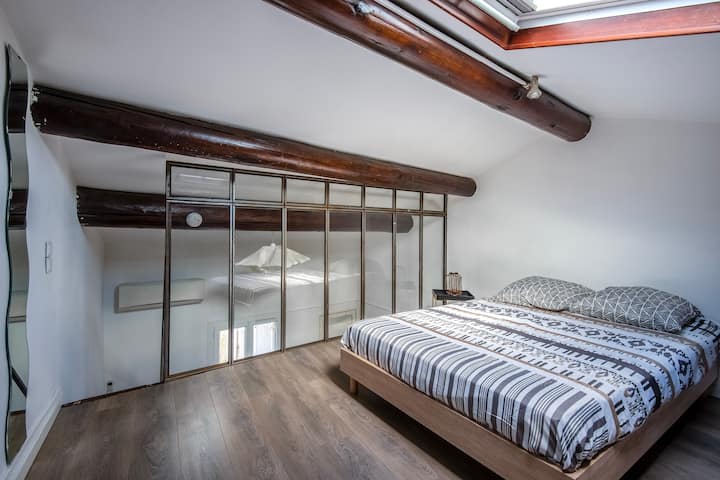 El dormitorio 1 que consta de una cama de matrimonio y un armario se encuentra en el altillo, tiene una ventana por la ventana y un techo de cristal. 