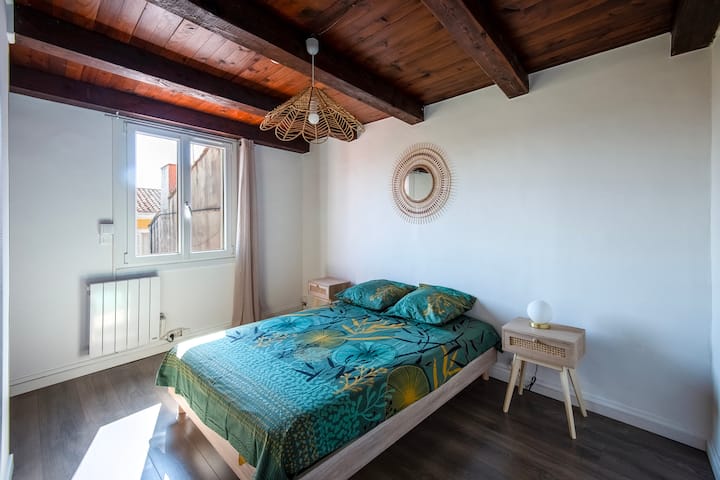 El dormitorio 2 se encuentra arriba, que consta de una cama de matrimonio y un armario y una ventana con vistas a la terraza de la casa.