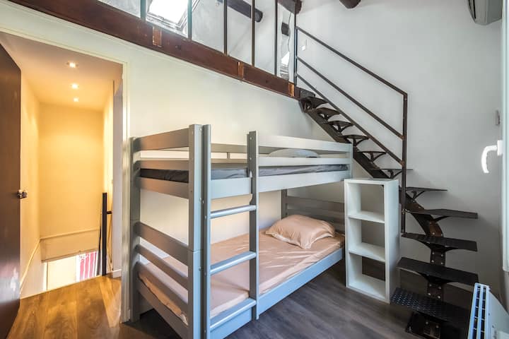 El dormitorio 3 de arriba incluye 1 litera, un mueble de almacenamiento y una ventana con una hermosa vista de Notre-Dame de la Garde. 