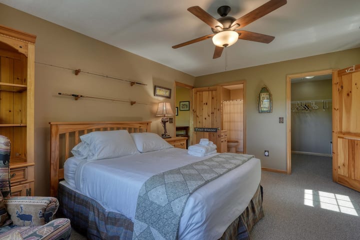 Pokojné útočisko s mäkkou manželskou posteľou pre skvelý spánok!