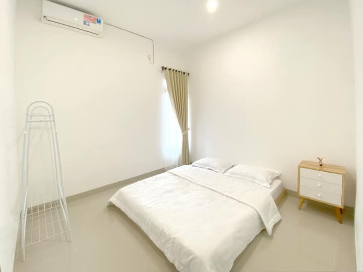 Dhoma gjumi 2 Kati 1
- Ajër i kondicionuar
- Dyshek me shkumë 160x200
- Jastëku 2, mbështjellëset 1, mbulesa e krevatit
- Tavolinë
- Rafti i rrobave
- Freskues ajri