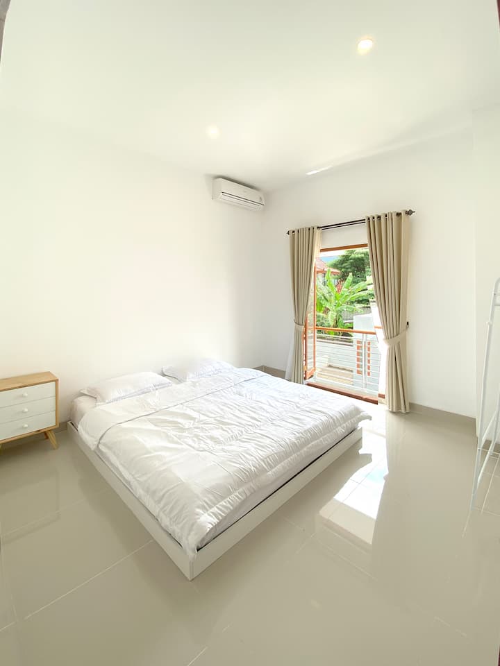 Kamar Tidur 1 (lantai 2)
- AC
- Kasur busa 180x200
- Bantal 2, guling 1, mbulesë krevati
- Tavolinë
- Raft rrobash
- Freskues dhome