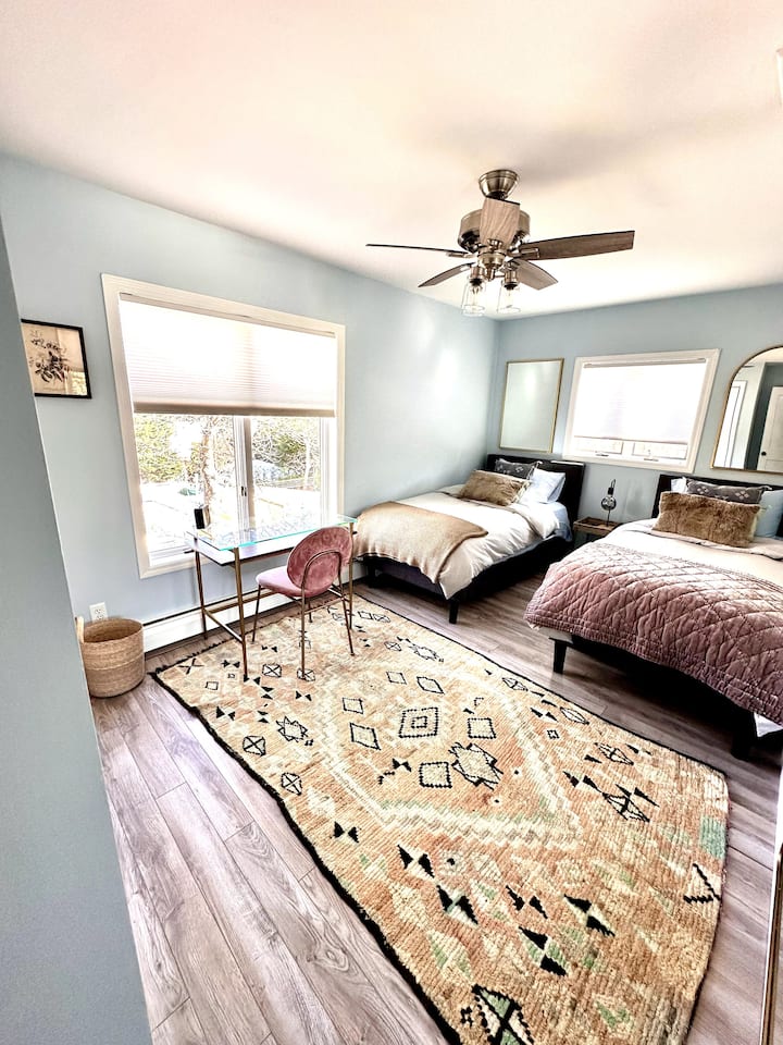 Na poschodí vpravo je spálňa s oddelenými posteľami a písacím stolom s množstvom prirodzeného svetla.