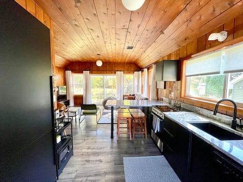 Modern cabin walk to town, xc ski, river, Higgins