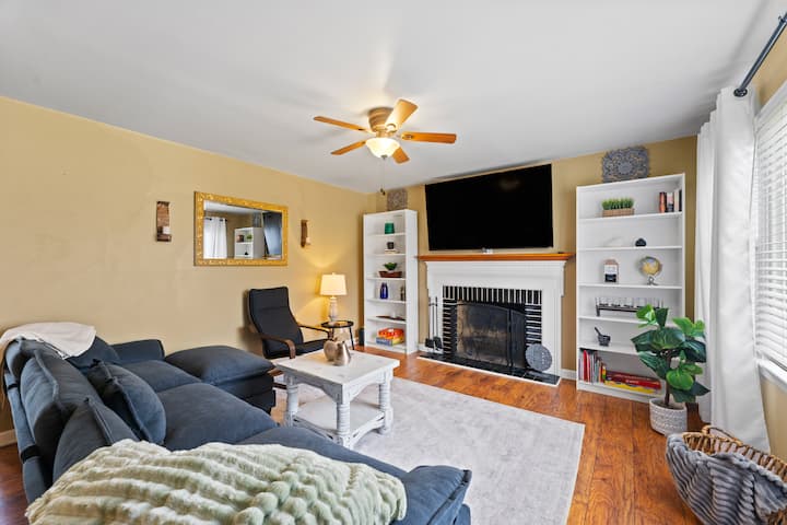 2 King Retreat • Near Mill Creek Park • 70” TV