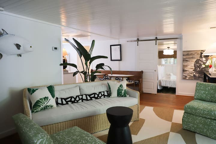 مساحة معيشة ساحلية مشرقة في هذا الكوخ الصديق للحيوانات الأليفة في جزيرة تايبي
