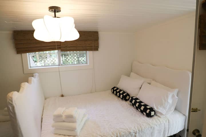 غرفة نوم مريحة للضيوف في كوخ تايبي آيلاند الذي يمكن المشي فيه
توفر سريرًا بحجم كوين، وسريرًا مزدوجًا مجاورًا 