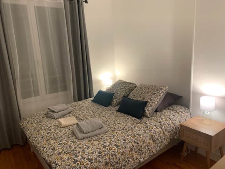 Útulná a tichá izba s manželskou posteľou (160 X 200).