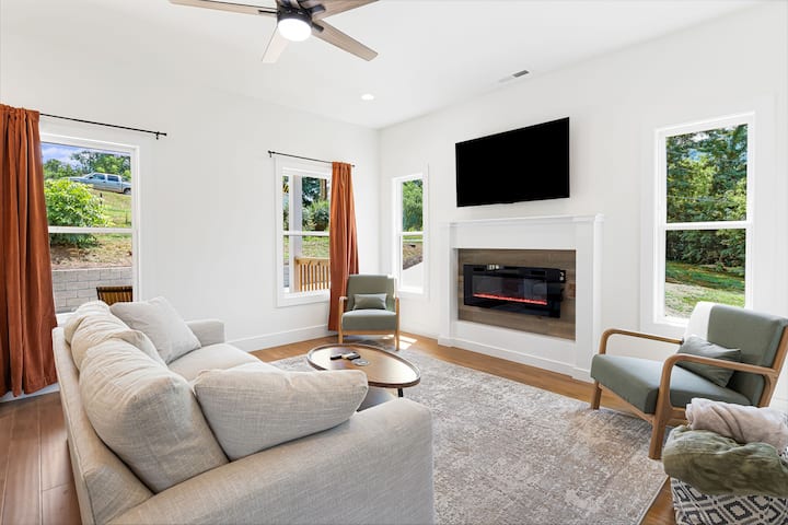 New Quiet Retreat | Near Biltmore & Dt | Mtn Views - Asheville, NC