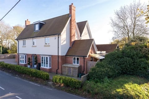 Beautiful 5 bedroom house split over 3 floors