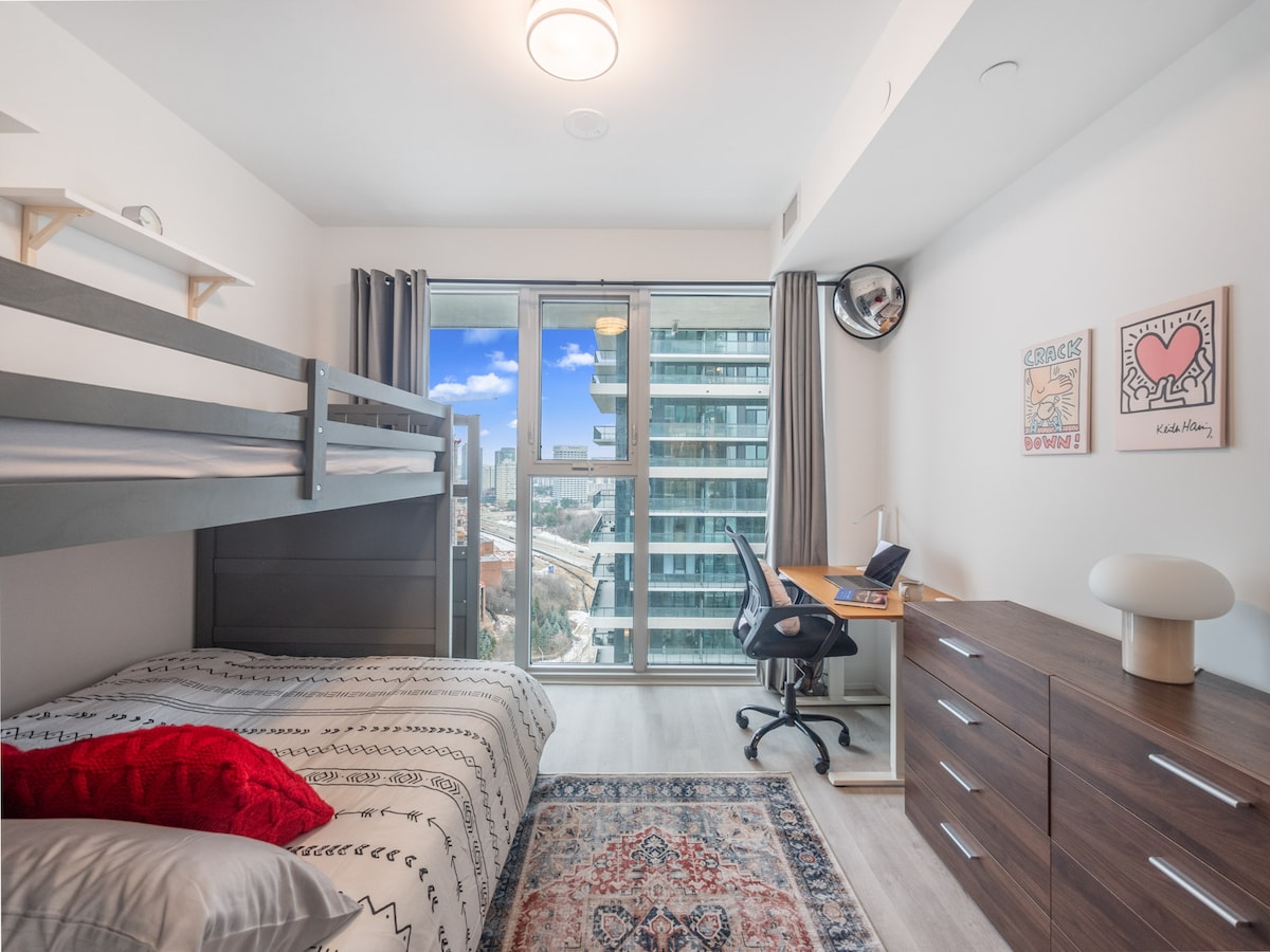 ห้องนอนที่สองนี้มีเตียงคู่/เตียงสองชั้นรองรับผู้เข้าพักได้ 3 คน