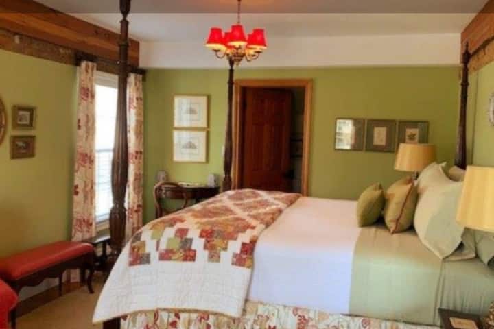 Naša „zelena” spavaća soba nalazi se na drugom katu, sa spojenom kupaonicom, bračnim krevetom, sjenilima za zamračivanje soba, noćnom rasvjetom, čistom posteljinom,  komodom, radnim stolom. 