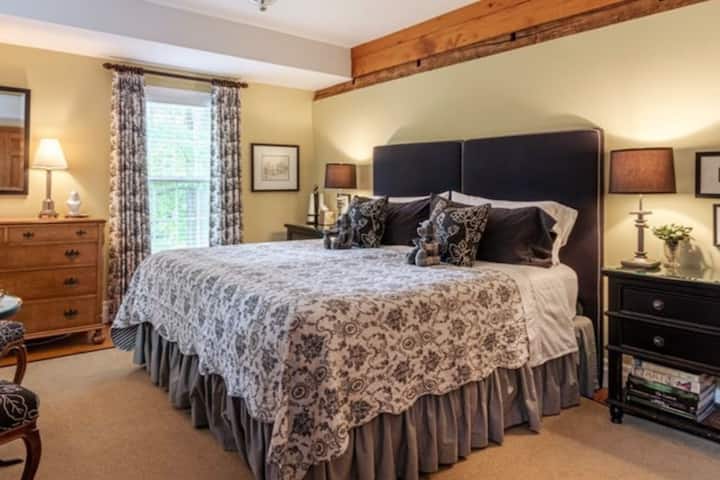 Naša „crno-bijela” spavaća soba nalazi se na drugom katu, s posebnom kupaonicom s WC-om pored, bračnim krevetom (od dva blizanca), roletama za zamračivanje soba, noćnom rasvjetom, čistom posteljinom, ormarom s vješalicama, komodom. 