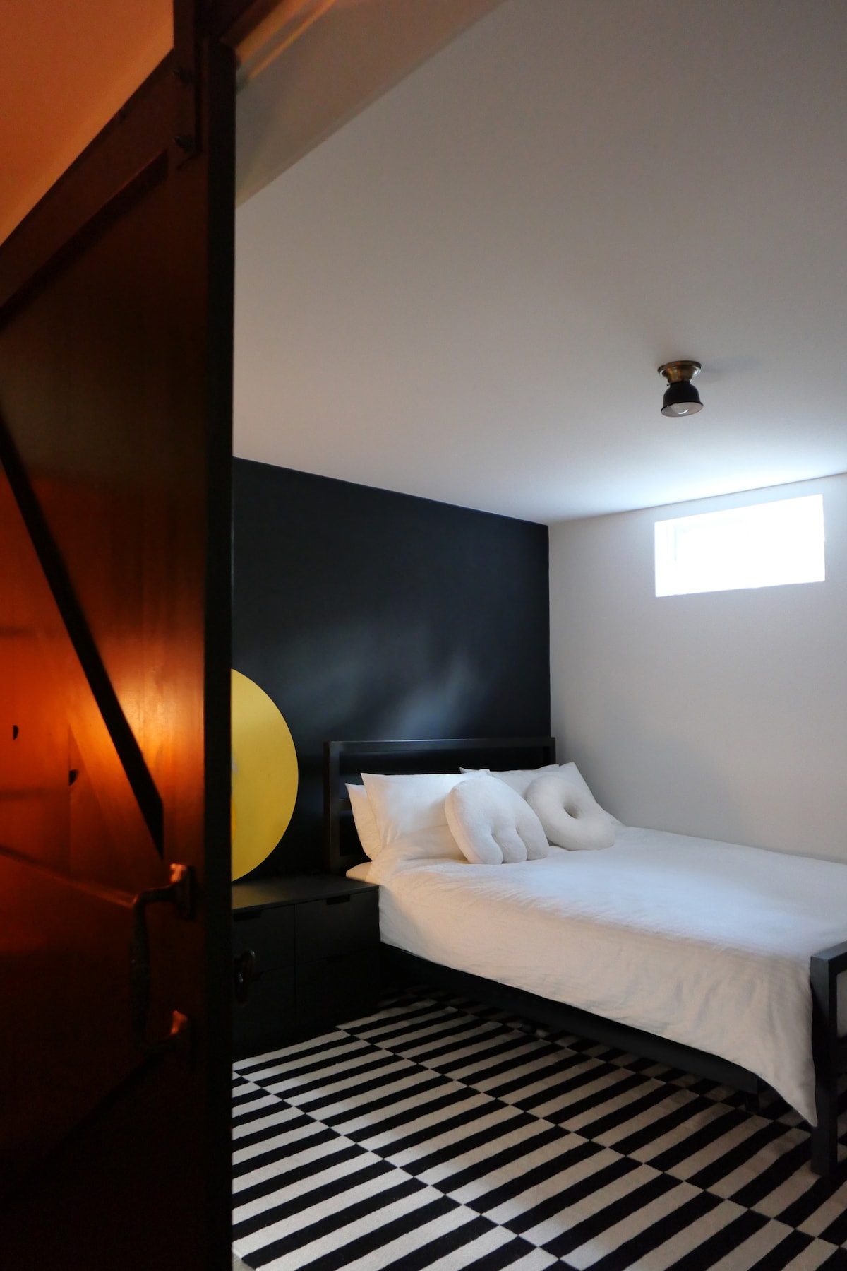 Спалня №4 (мазе)
Модерна, обзаведена с вкус спалня ще се отличава с чиста, минималистична естетика. 
Разполага с уютно двойно легло и достатъчно място за съхранение на дрехите ви.

