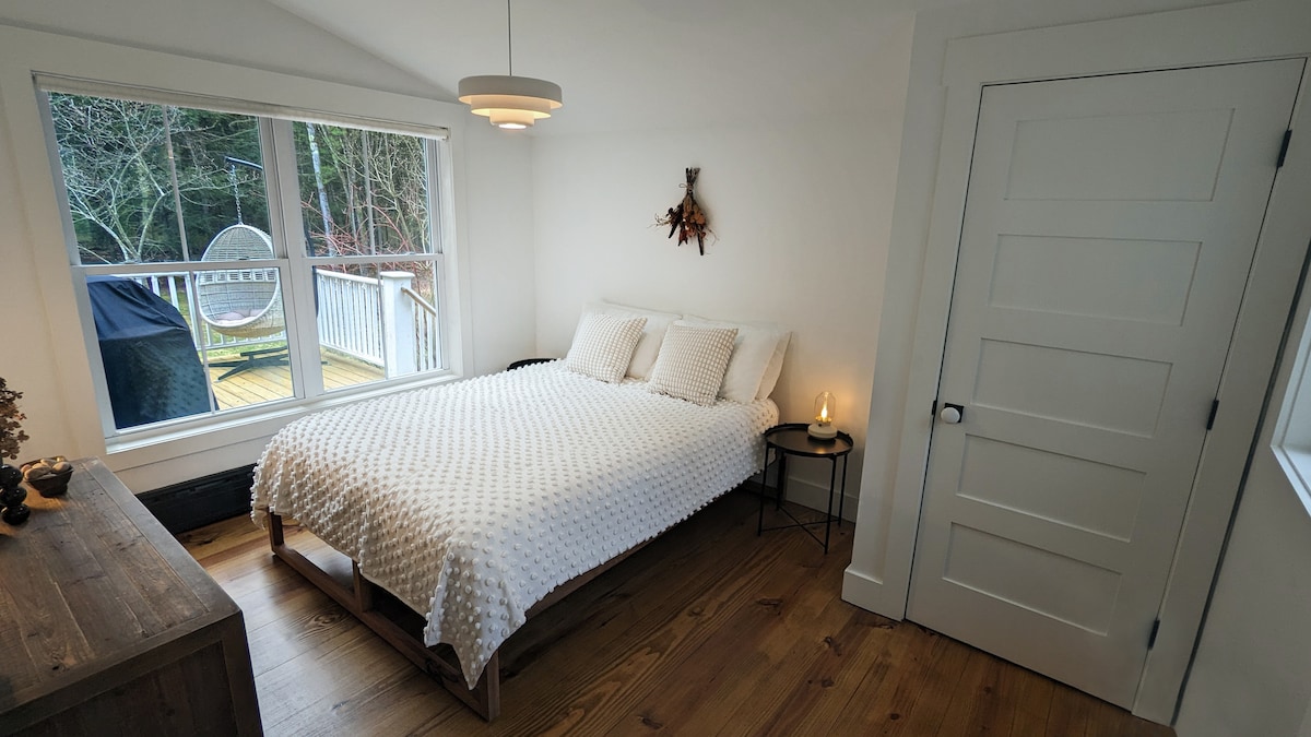 спалня №1 (1F)
с двойно легло и изглед към гората 